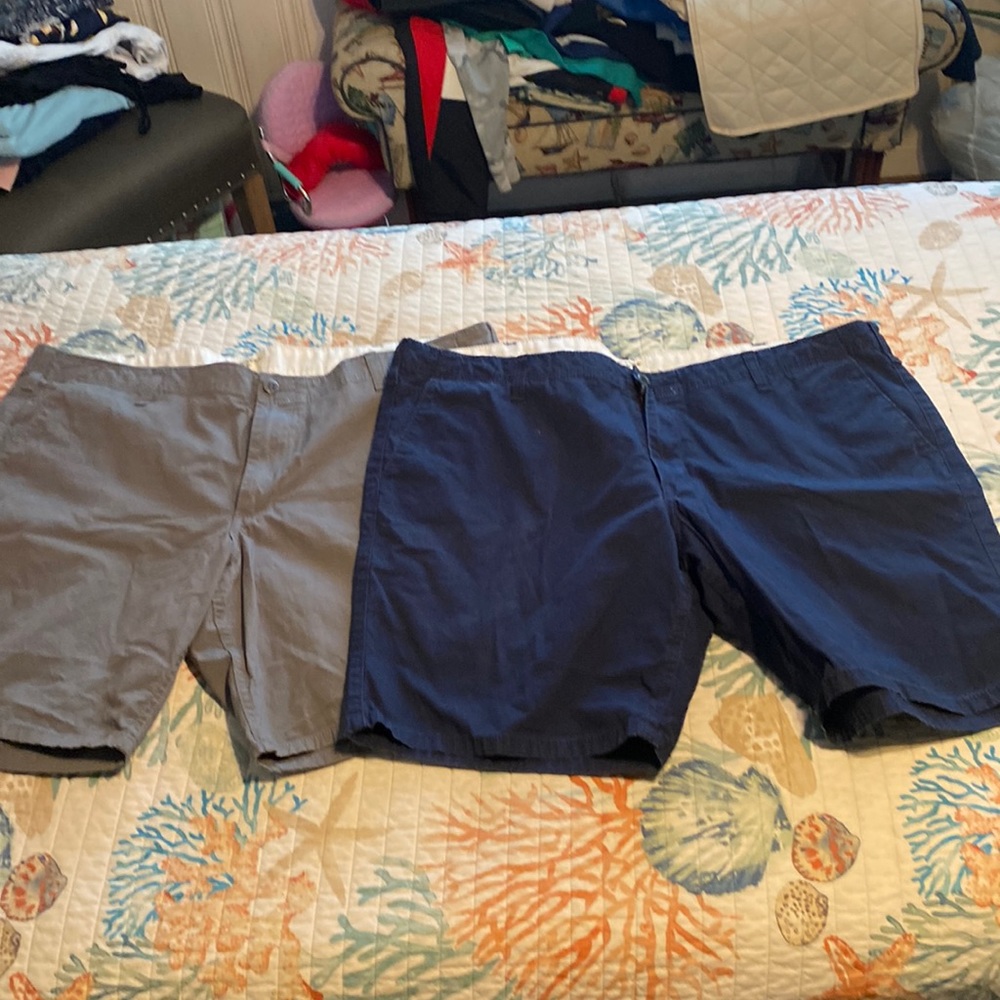 Bundle of 2 pair of men’s shorts by Docker. 1 pair Navy & 1 Gray. Size 42”